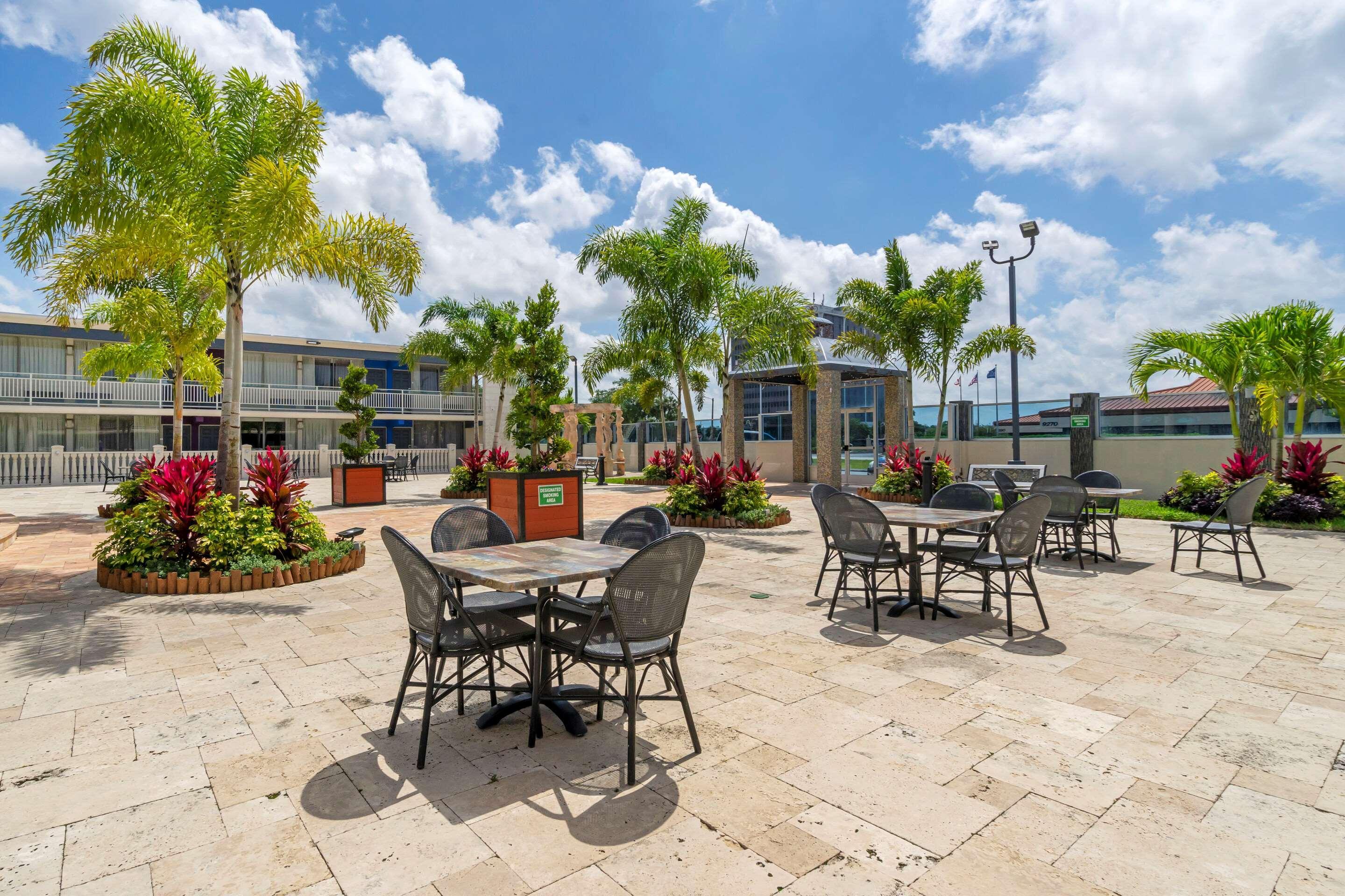 Quality Inn And Conference Center Tampa-Brandon Exterior foto